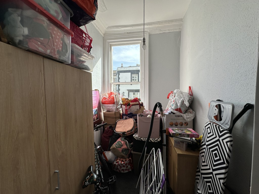 Lot: 79 - MIXED FREEHOLD RESIDENTIAL AND COMMERCIAL INVESTMENT - Flat 1, 56 Kings Road Bedroom 3